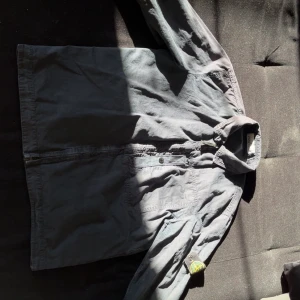 Mörkblå overshirt från Stone Island - Säljer en mörkblå stone island overshirt i storlek L som även funkar M