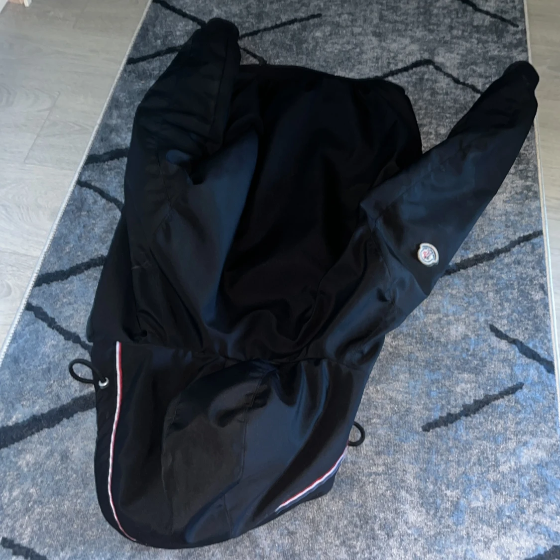 Svart vindjacka från Moncler med huva - 4