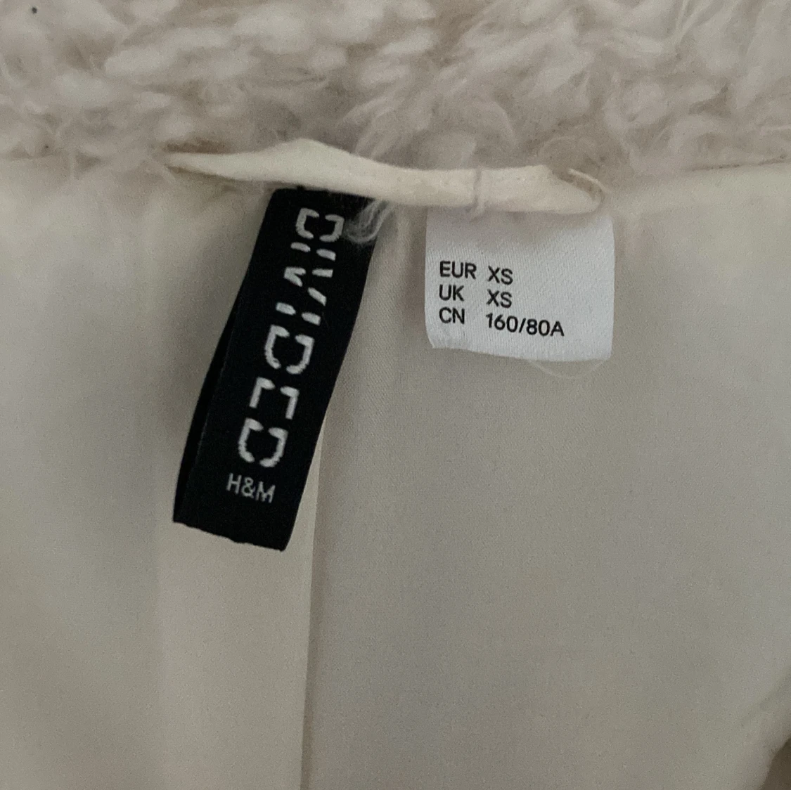 Vit teddyjacka med bälte från H&M - 1