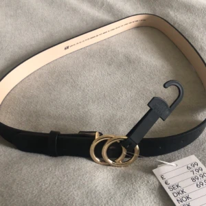 Skärp - Svart skärp från H&M, oanvänd med prislapp kvar! Fyra hål. Nypris 90 kr.