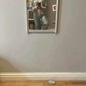 Ljusblå ripped jeans från 157 XXS - Ljusblå jeans från 157 i storlek XXS med snygga slitningar och hål på knäna. Jeansen har en rak passform och klassisk femficksdesign. Perfekta för dig som gillar en avslappnad och trendig look.