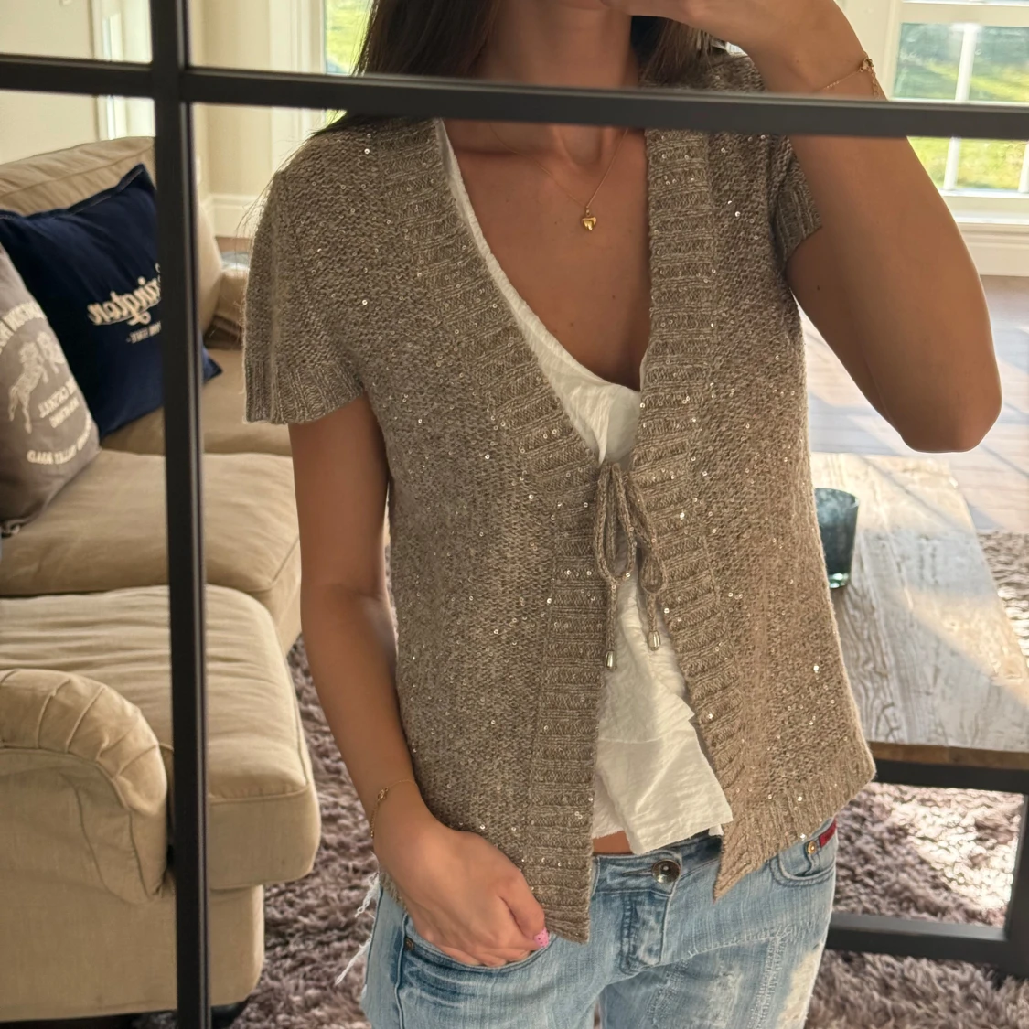 Beige stickad väst/kofta med paljetter - 1