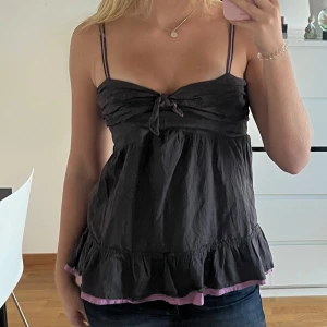 Grå och lila topp - Supersöt grå volangtopp med lila detaljer i bomull, storlek m💕