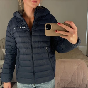 Mörkblå pufferjacka från Sail Racing - Mörkblå sail racing jacka i storlek 160 köpt på kidsbrandstore