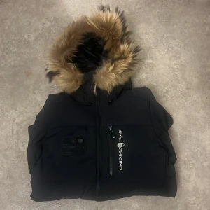 Svart vinterjacka Sail Racing med pälshuva - Svart vinterjacka från Sail Racing, i mycket gott skick, utan skador, vid önska om mer bilder kontakta mig, storlek smal.