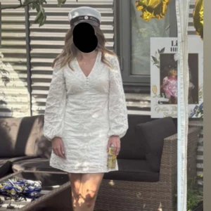 Studentklänning  - Superfin vit kort spetsklänning med v-ringning och långa puffärmar. Klänningen är tillverkad spetsmaterial. Perfekt för student eller sommarens alla tillfällen!skriv för fler bilder!🌸🎓🥂