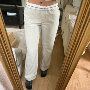 Beige kostymbyxor  - Strl 40. NA-KD. Aldrig använda!