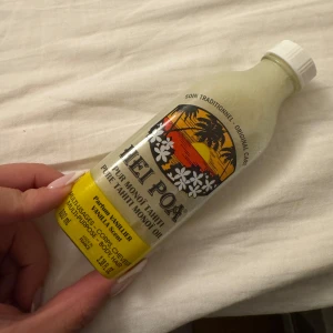 Hei Poa Monoi-olja Vanilj 100ml - Monoi-olja från Hei Poa med vaniljdoft, 100 ml. Oljan kommer i en genomskinlig glasflaska med vit kork och tropiskt motiv på etiketten. Perfekt för både kropp och hår, innehåller kokosolja och tiareblomma. Helt oanvänd!💛
