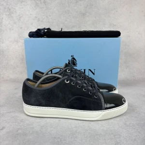 LANVIN DBB1 CAP TOE SNEAKER - – Condition: 9,5/10 - as new  - Size: 43/UK9  – What is included: Box, dustbag & extra laces  – Retail price: 5500 + SEK  Please note that Lanvins fit big and our recommendation is to go one size down