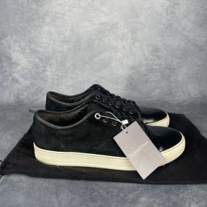 Lanvin DBB1 - Skick: 9/10. | Ingår: skor och dustbag. | Nypris: +- 5200 SEK. | Storleken är UK8. | Mer hittar du på www.thegrandcloset.com.