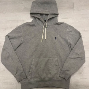 Ralph lauren hoodie grå - Tjena! Säljer nu min sjukt snygga Ralph lauren hoodie i frågan grå//strl M och sitter perfekt på mig som är ca 180 cm och väger 65-70kg//inga defekter eller så//hör av er vid frågor och så!🤩