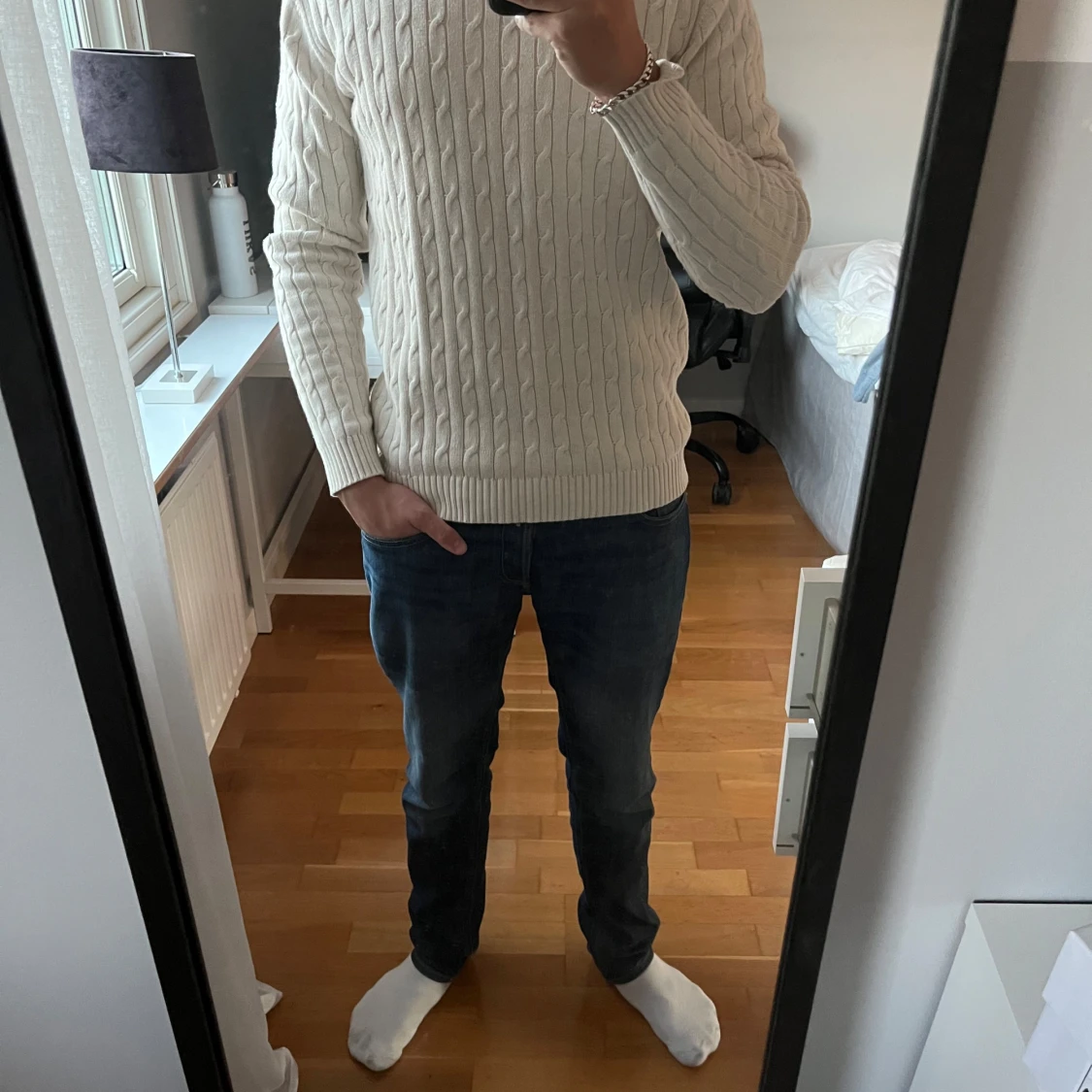 Beige kabelstickad tröja