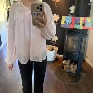 Ljusrosa blus  - Säljer pågrund av att den är för stor för mig. Använd endast 1 gång. Kom priv för intresse eller frågor🤍