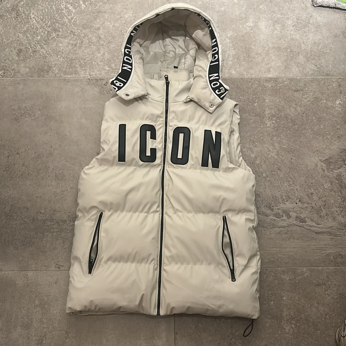 Beige dunväst med huva och tryck