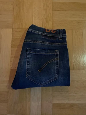 Dondup George - Riktigt feta Dondup Jeans i modellen George/Slim vilket gör de otroligt sköna och stretchiga. Jeansen har inga defekter och passar till allt, slitningarna är från fabrik. Storlek 30 och vid frågor eller funderingar är det bara att höra av sig! 😊 