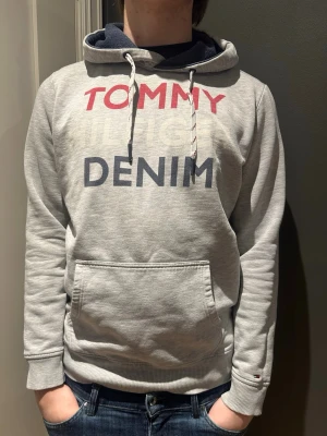 Tommy hilfiger tröja - Snygga tröja me Tommy hilfiger tryck på fram.