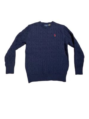 Stickad tröja - Ralph Lauren - Säljer en stickad tröja ifrån Ralph Lauren som är köpt utomlands. Storleken är utländsk och är inte svensk storlek. Tröjan passar barn och ungdomar mellan 152-162 cm. Tröjan är i perfekt skick och har inte använts mycket. 