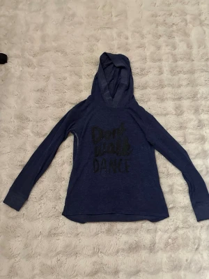 Stickad hoodie  158  - Mörkblå hoodie med långa ärmar och texten ”Don't Walk Dance” tryckt på framsidan. Noppor förekommer.