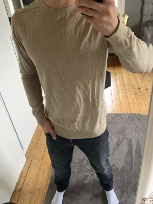 Beige stickad tröja Selected homme  - Använts typ 3 gånger så testar att sälja, passar M bra och riktigt skönt material. Nypris är 699. Tröjan är från Selected Homme, vid fler frågor hör av er! 