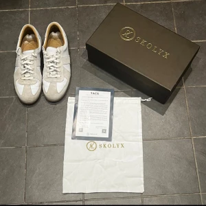 Skolyx GATS Sneakers - Säljer ett par Skolyx Premium GAT-sneakers, storlek 44 EU, köpta september 2025. Skorna är i toppskick och allt tillbehör medföljer. Tillverkade i Portugal i högkvalitativt full grain-läder. Perfekta för dig som vill sticka ut med kvalitet.
