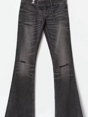 Bootcut svarta jeans med slitningar - Säljer ett par svarta bootcut jeans med slitningar på låren och knäna. Tall modellen, innebenslängd 84cm💕 passar xs och s