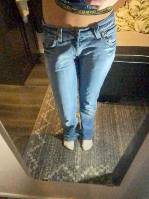 Ljusblå jeans från DenimBird - Säljer ett par ljusblå jeans från DenimBird med raka ben och snygga kontrastsömmar på bakfickorna. Klassisk femficksmodell med gylf och knapp, samt bälteshällor. Jeansen har en relaxed passform och är tillverkade i mjukt bomullsjeans-tyg.