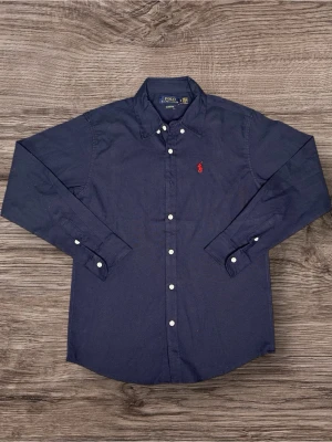 Ralph Lauren Skjorta Mörkblå Herr S - Storlek: S || Skick: 9,5/10 || Färg: Mörkblå || Nypris=1500 kr, mitt pris=499 kr || Följ för fler liknanande annonser✨||