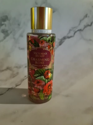 Victoria's Secret Charming Rose mist - Charming Rose body mist med inslag av strawberry jam och freesia. Volym: 250 ml. Rosor möter sockrade jordgubbar för en lovely & cheerful vibe. Perfekt för dig som vill sticka ut med en fräsch och ungdomlig touch. Helt ny och oanvänd 
