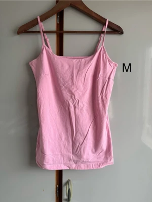 Linne storlek M - Passar på att göra om mina annonser så du kan få gratis frakt (gäller i 7dagar) står det ej gratis frakt så har tiden passerat. 🌹❤️ alla mina kläder är i fint/okej skick utan större defekter om inget annat står . Allt är använt så vanligt slitage kan förekomma 