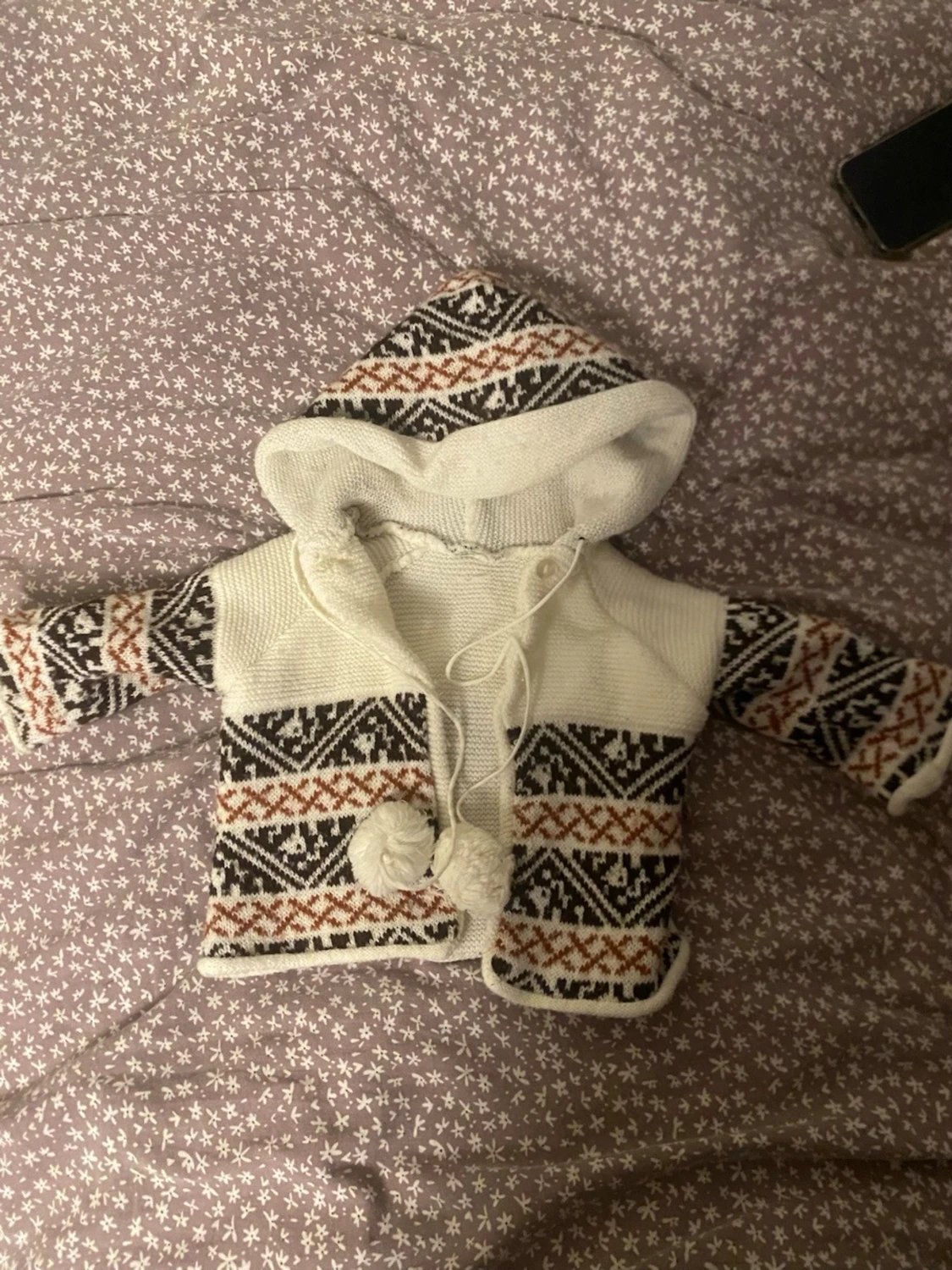 Vit stickad hoodie med mönster - 1