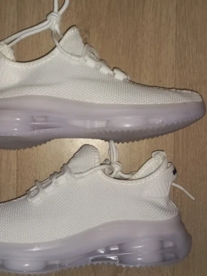 Helt nya vita sneakers stl 39 med superbekväm anti-halk sula och andningsbart material - Helt nya vita sneakers stl 39 med superbekväm anti-halk sula och andningsbart material