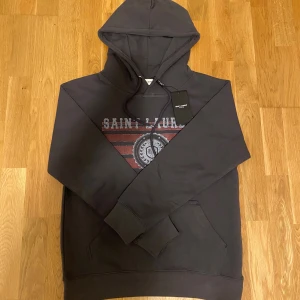 Saint Laurent hoodie  - Mörkgrå Saint Laurent hoodie i storlek Xs, aldrig använd och helt ny, jätte skön och perfekt för en Clean look.
