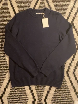 Mörkblå stickad tröja från Dobber - Säljer en mörkblå stickad tröja från Dobber i storlek M. 