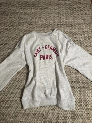 Sweatshirt  med tryck  - Jätte fin Sweatshirt  med vinrött tryck.