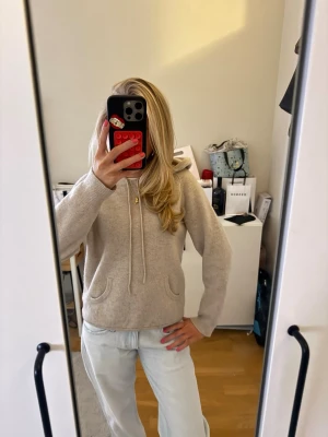 Kashmir hoddie  - Superfin Kashmir hoddie från Davida, fint skick, har vikt upp den men kolla hur den ser ut vanligt på sista bilden💗