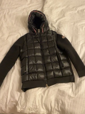 Svart Jacka  - Här har vi en fräsch Moncler jacka/windbreak den här jackan är använd ungefär 2 gånger passar folk upp till 178 är jätte bekväm och varm. Vi har också själva loggan på sidan av ärmen som man kan scanna med sin mobil då man komemr till moncler.com