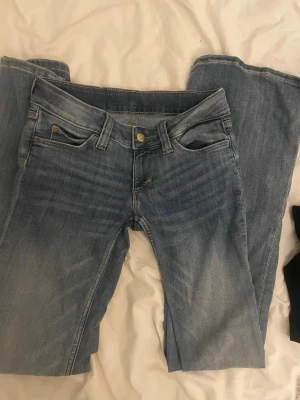 Blå jeans från Cheap Monday - Säljer ett par klassiska jeans som är använda ett fåtals gånger och som är ifrån weekday