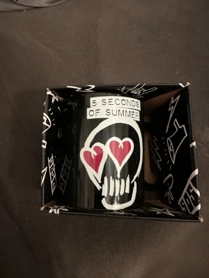 Porslinsmugg 5 seconds of summer - Helt ny porslinsmugg med 5 seconds of summer.