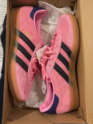 Adidas Gazelle Indoor rosa  -  Ett par  Adidas Gazelle Indoor rosa. Helt nya. Har köpt dem i Zalando för 1500. Dem är för småa för mej .