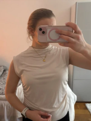 beige topp - Från hm och aldrig använt, finns ingen lapp med storlek men jag har vanligtvis S 💞