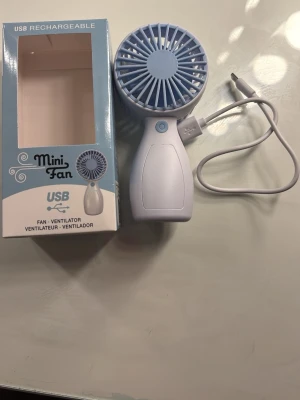 Mini fön  - Hej jag säljer min mini fön som jag inte använt, funkar perfekt kommer med laddare och original förpackning 💕köpt på hemma hallen 