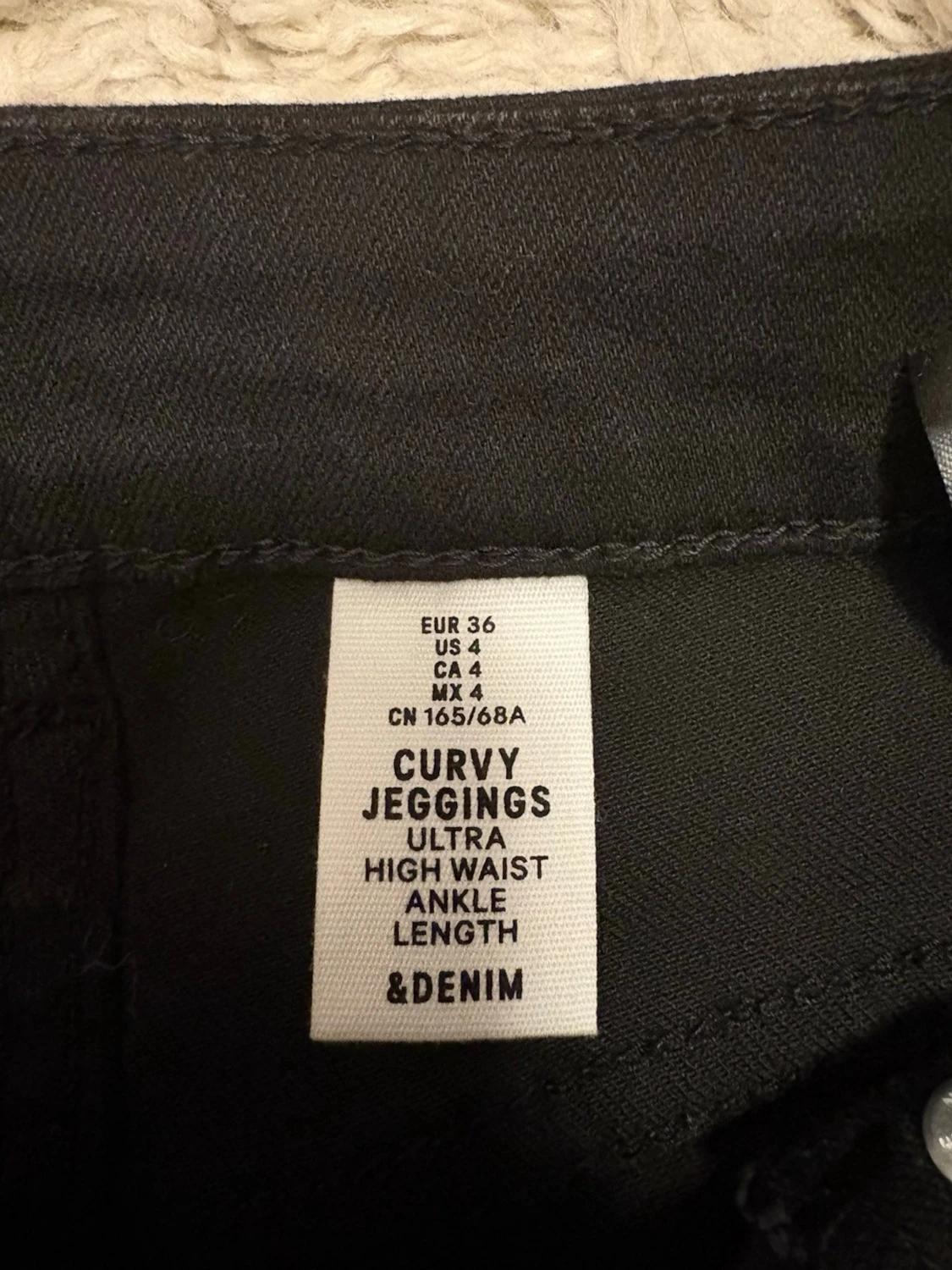 Svarta curvy jeggings från &Denim - 2