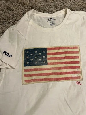 Ralph Lauren T-shirt  - Säljer en riktigt fet ralphlauren T-shirt | Slim fit | Storlek ~ 170 står 165 men passar med 170 | T-shirten är självklart äkta | Ny pris ~ 1000 ish | Mitt pris 350 kr | Inga fläckar eller defekter | Passar perfekt till jeans eller shorts | Ställ gärna frågor vid funderingar | 🙌🙌🙌