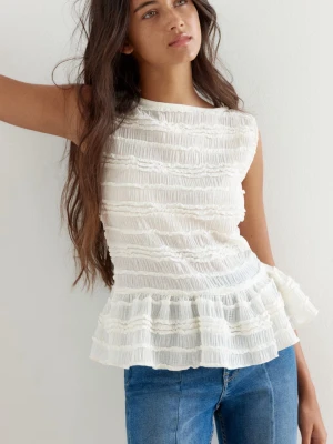 Peplumtopp - Supersöt vit peplum blus från HM🌟Toppen har volangkant nertil och är perfekt att ha till jeans eller kjol🤍den är även i princip oanvänd och i mycket gott skick🤗🌟