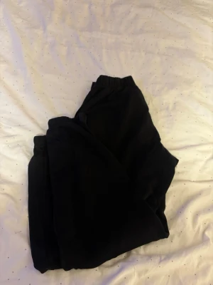 Svarta mjukisbyxor från Gina Tricot XS - Svarta mjukisbyxor från Gina Tricot i storlek XS. Byxorna har resår i midjan och är gjorda i mjukt material som känns skönt mot huden. Perfekta för chill dagar eller när du vill ha det extra bekvämt.