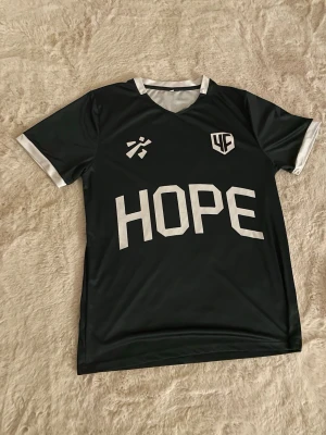 HOPE 77 FEARLESS  - Ännu en fet T-shirt som säljs vidare. Designad och skickad av ingen mindre än Sebbe stax. (Passar M/L)