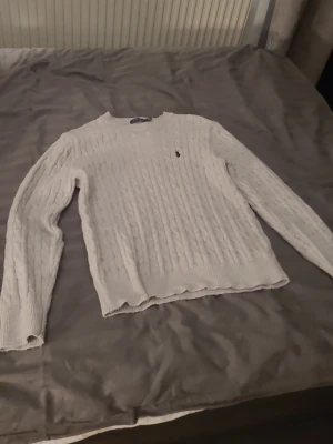 Ralph Lauren Grå Kabelstickad Tröja - Säljer denna kabelstickade tröjan från Ralph Lauren. Storleken är M men sitter mer som S. Kom med frågor 😃
