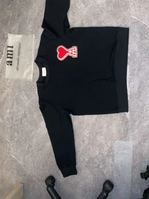 Ami Paris tröja storlek M  - Ami Paris tröja storlek M i extremt bra skick, vid funderingar eller frågor skriv gärna. Mvh