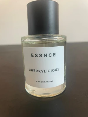 ESSNCE Cherrylicious parfym - ESSNCE Cherrylicious parfym. Inga bud på den här annonsen tack, priset gäller. Det är gratis frakt!