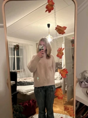 Ljusrosa stickad tröja - Mysig ljusrosa stickad tröja  med en loose passform och är perfekt för kyliga dagar. Enkel och stilren design som är lätt att matcha med jeans eller kjol. Lite nopprig men fortfarande väldigt fin och skön.